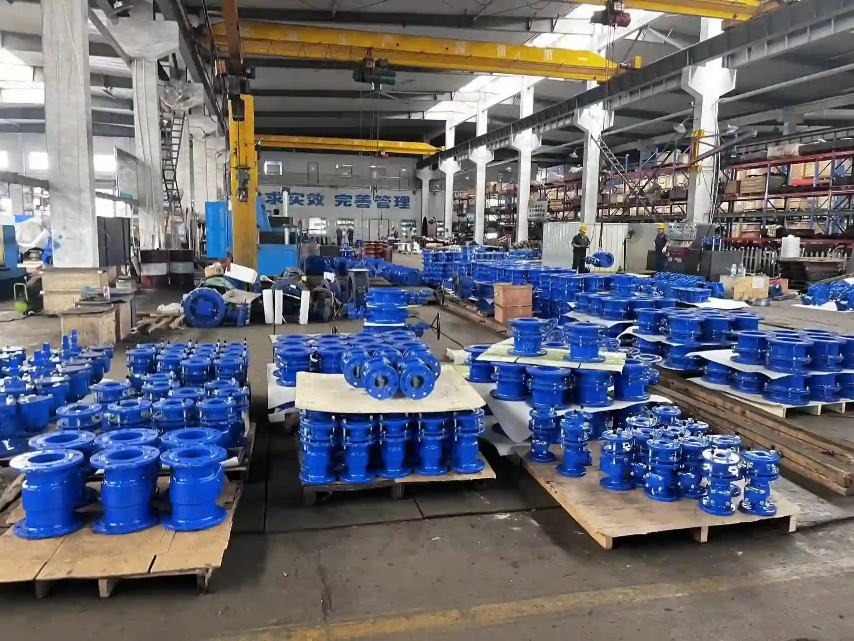 Large-scale production facility for manufacturing flanged gate valves
